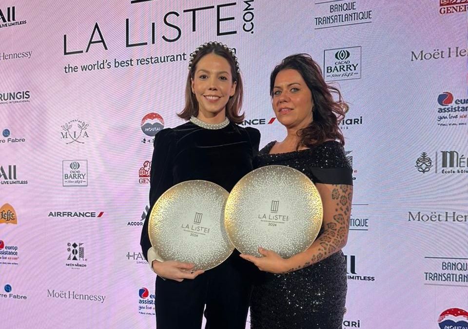 Chefs Janaína Torres Rueda (à direita) e Tássia Magalhães na cerimônia do La Liste 2024 em Paris na última segunda-feira (20)