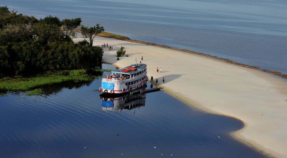 Acessível apenas por barco, Praia da Lua, em Manaus, é praia fluvial na margem esquerda da Rio Negro