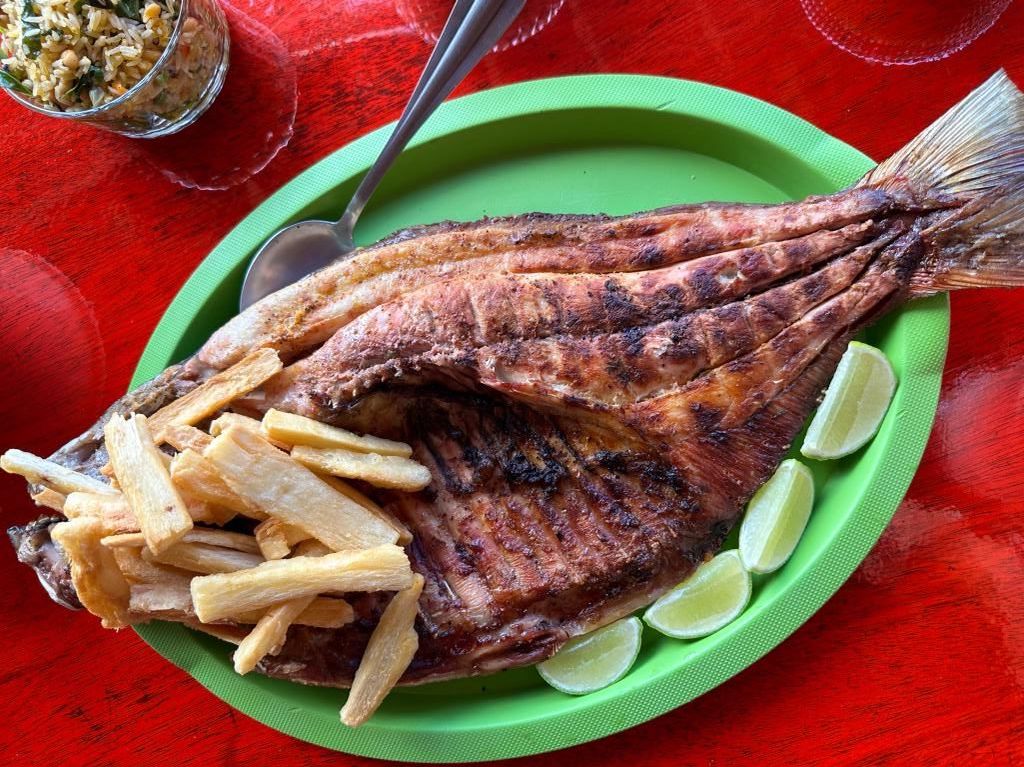 Tambaqui na brasa do Restaurante Panela de Barro, na Praia de Ponta das Pedras