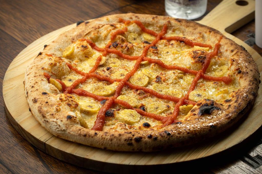 Pizza de banana com queijo e coulis de tomate