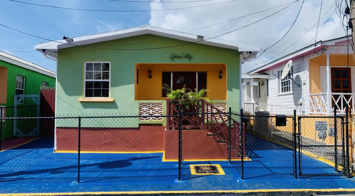 Casa onde Rihanna passou infância é hoje ponto turístico e Airbnb em Barbados
