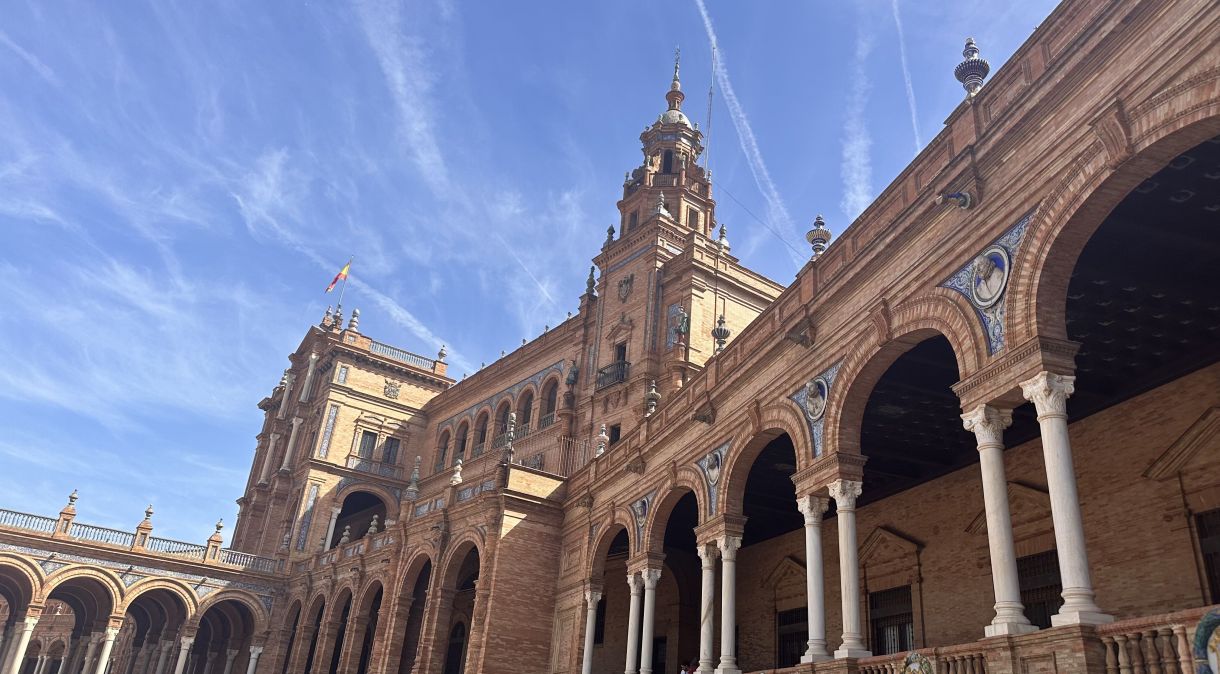 A Praça faz parte de um complexo construído para a Exposição Ibero-Americana de 1929 que foi projetado para refletir o caráter espanhol em sua arquitetura e decorações de azulejos.