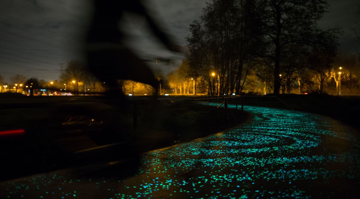 Com 600 metros, ciclovia em Eindhoven se ilumina ao anoitecer e foi inspirada pela famosa obra "A Noite Estrelada"