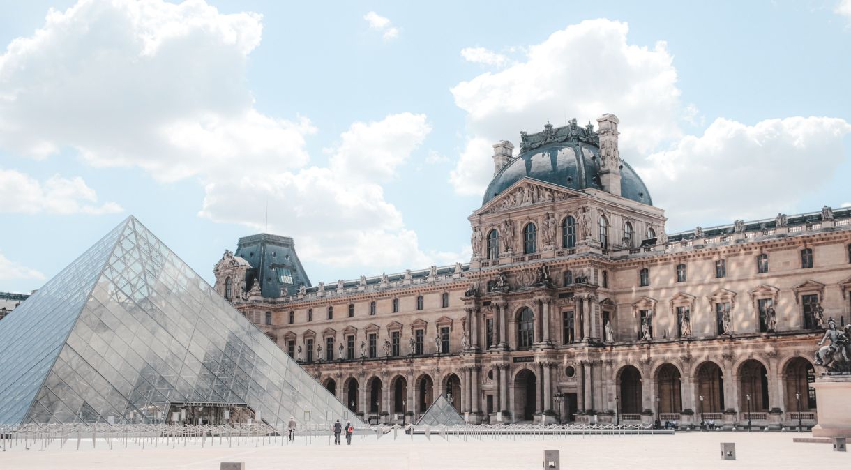 Museu do Louvre, em Paris, é um dos maiores e mais visitados do mundo, com mais de 35 mil obras e 400 ambientes