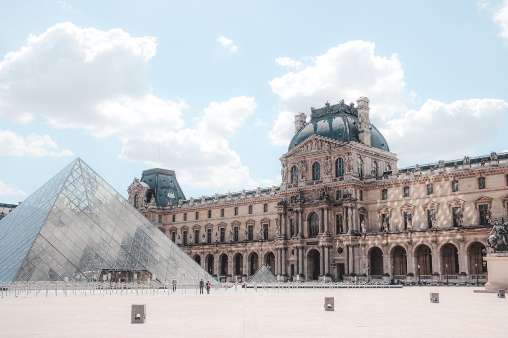 Museu do Louvre, em Paris, é um dos maiores e mais visitados do mundo,