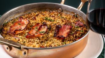 Com receitas de bacalhau, arrozes e alcatra de peixe, a cozinha do Quinta da Henriqueta tem influência dos sabores dos Açores, arquipélago que é território autônomo de Portugal 
