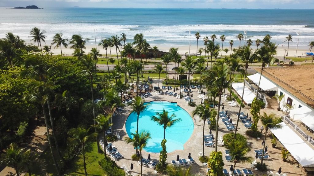 Foto aérea da piscina do Casa Grande Hotel no Guarujá