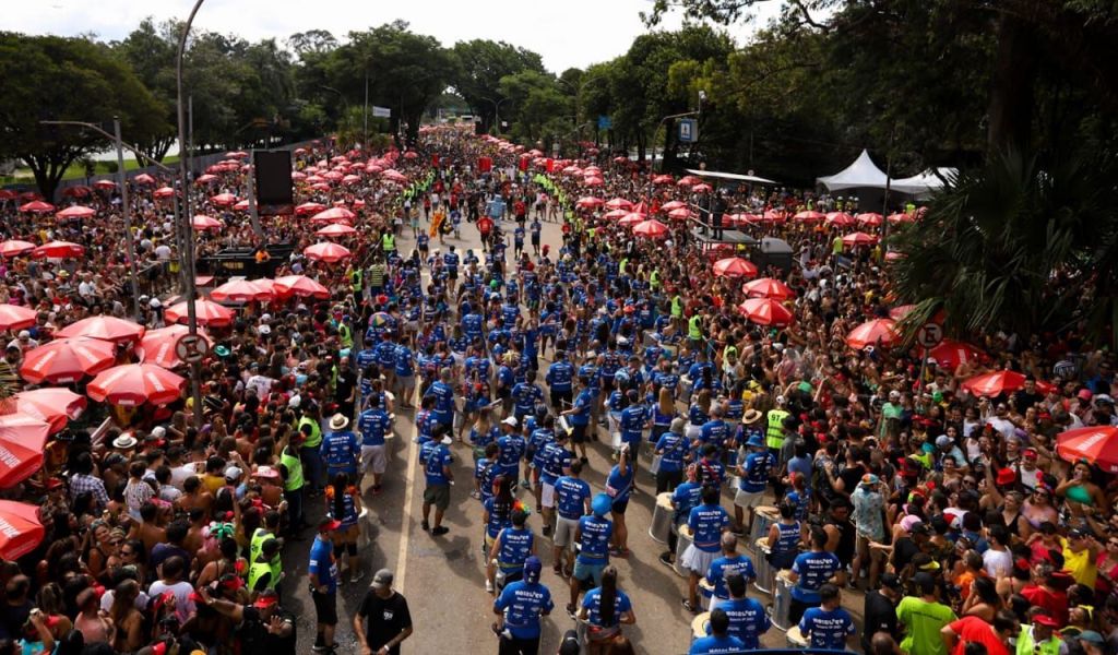 Desfile do Monobloco no Carnaval de Rua de SP de 2023