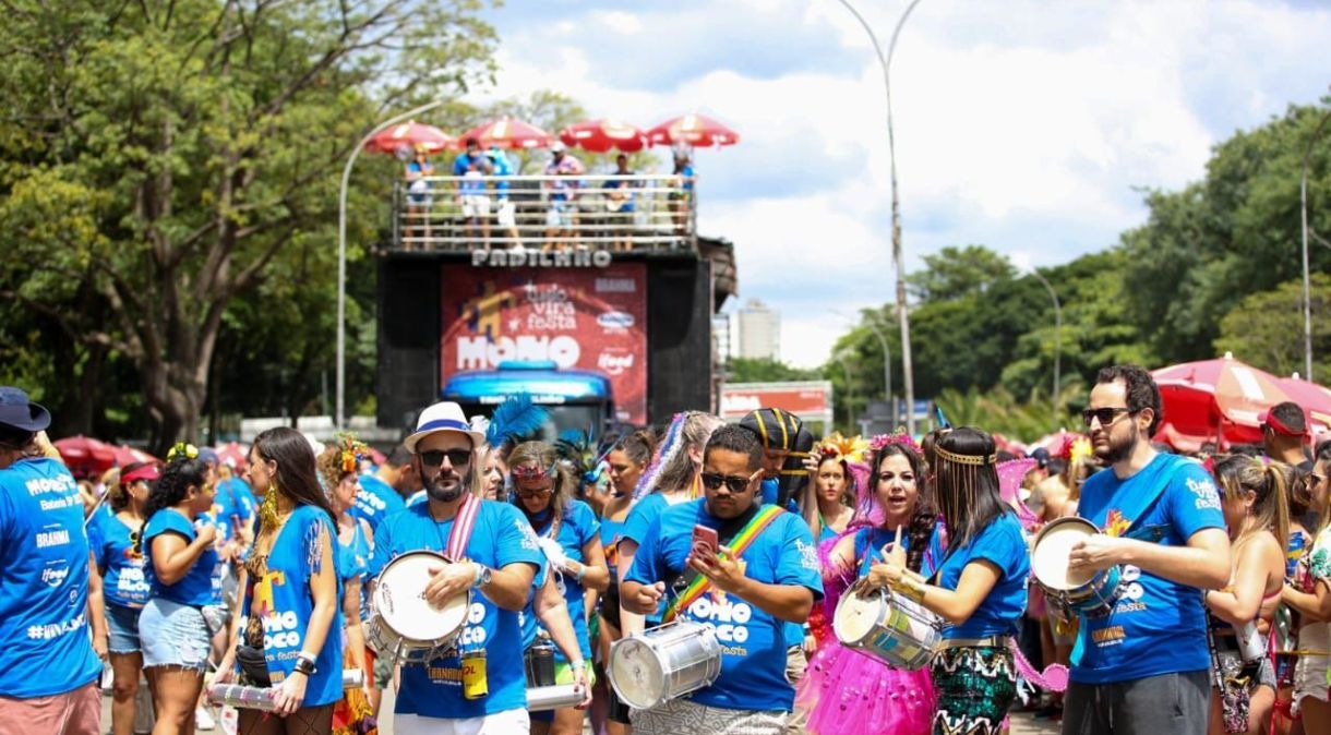 Foliões no desfile do Monobloco no Ibirapuera no Carnaval de Rua de SP de 2023; bloco volta no local em 4 de fevereiro deste ano