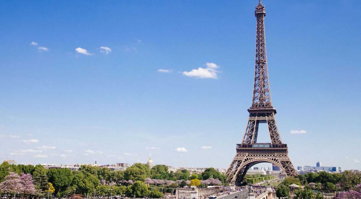 Torre Eiffel, em Paris, é o ponto turístico pago mais visitado do mundo