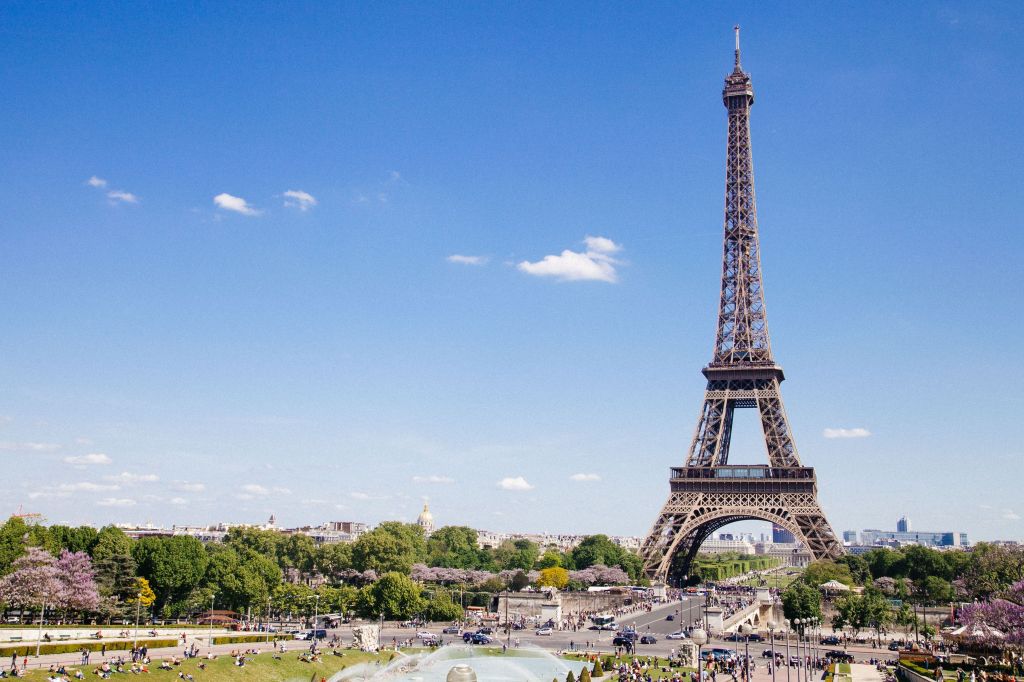 Torre Eiffel, em Paris, é o ponto turístico pago mais visitado do mundo 