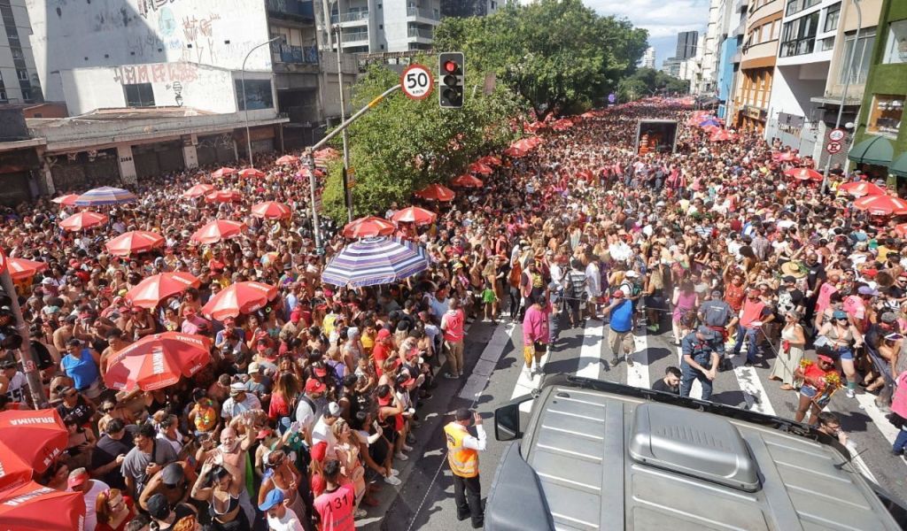 Desfile do Acadêmicos do Baixo Augusta no Carnaval de Rua de SP de 2023