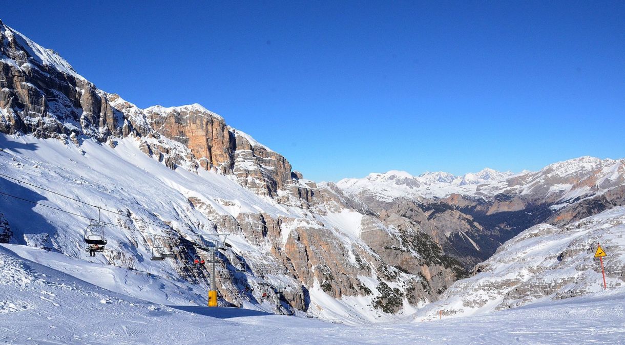 Vista dos alpes em Cortina d'Ampezzo a partir de mirante a mais de 2,4 mil metros de altitude