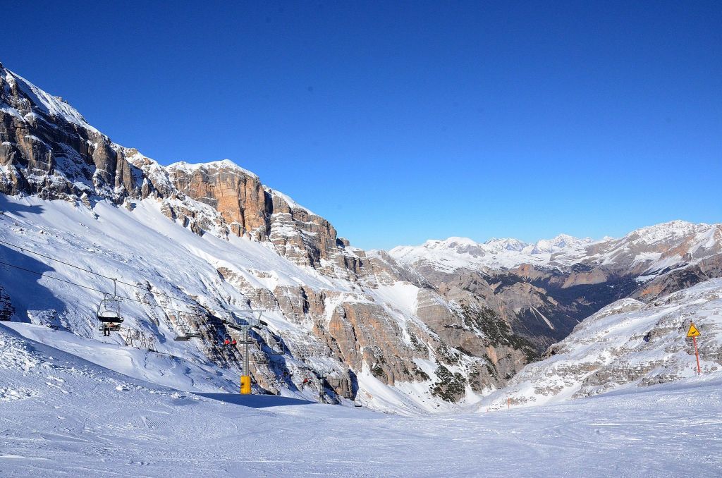 Vista dos alpes italianos em Cortina d'Ampezzo a partir de mirante a mais de 2,4 mil metros de altitude