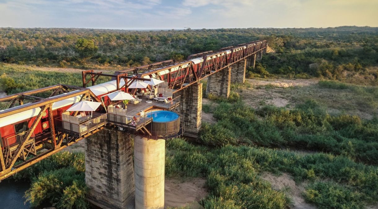 O Kruger Shalati é um hotel de luxo composto por vagões renovados em uma ponte histórica no meio do Parque Nacional Kruger, na África do Sul.