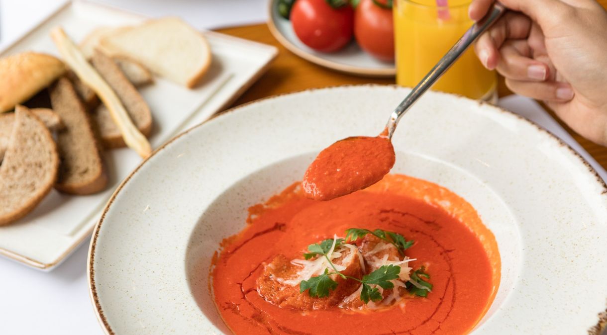 O gazpacho espanhol é uma sopa fria que tomate, pepino, alho e azeite, com um punhado de pão ralado amanhecido para dar corpo