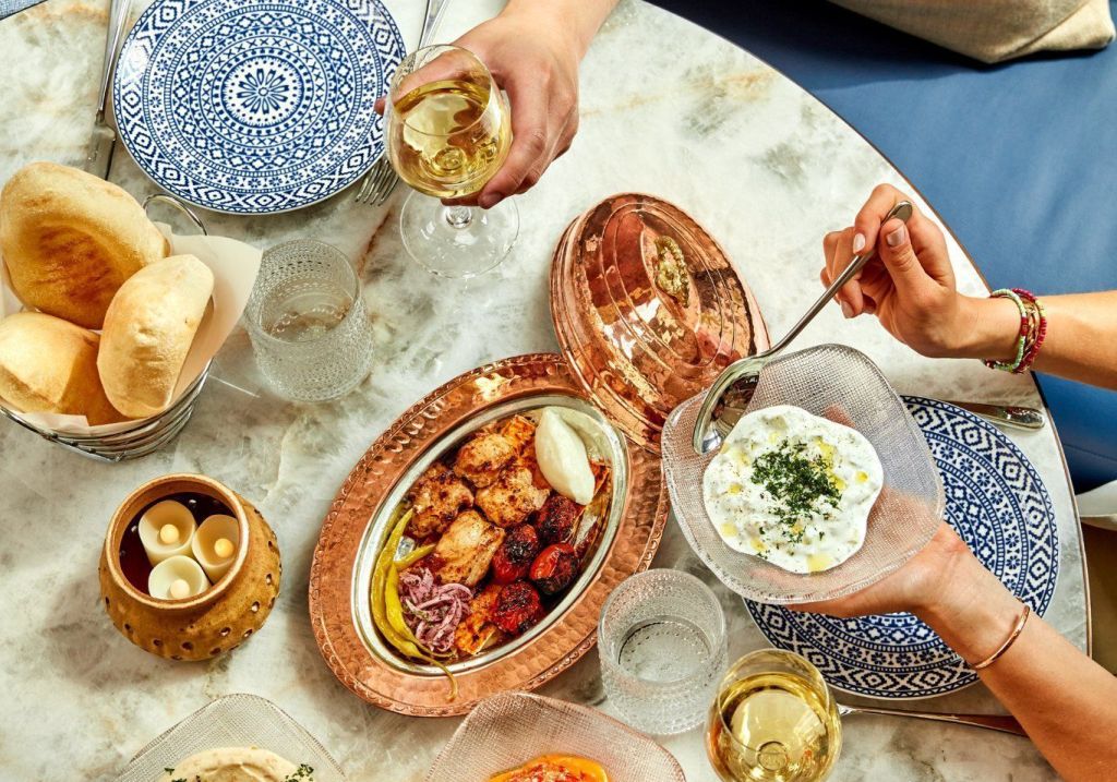 José Andrés reúne receitas turcas, gregas e libanesas em seu menu