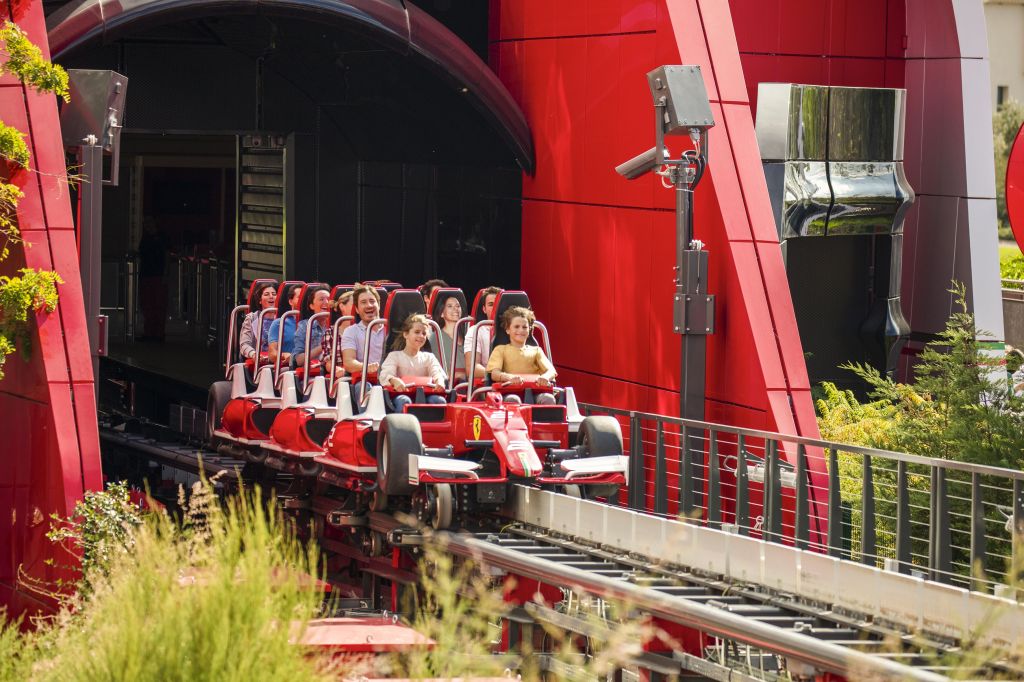 Carrinho da montanha-russa Red Force, na Ferrari Land, na Espanha