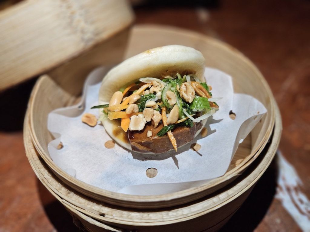 bun taiwanês de barriga suína, picles de legumes, amendoim e coentro montado no pão cozido no vapor