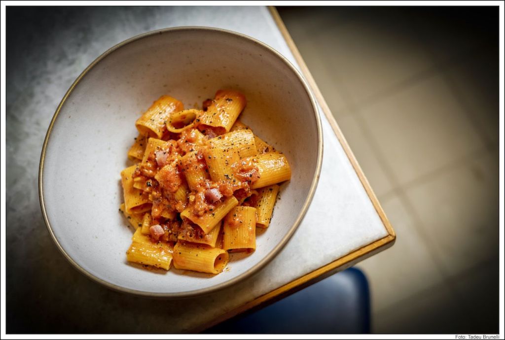 Gigantone Amatriciana do Trattorita, com san marzano, pancetta artesanal e pecorino 