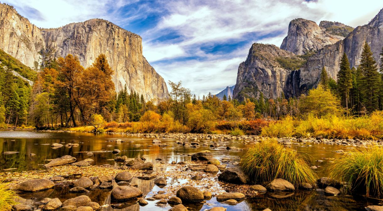 Yosemite fica nas montanhas da Serra Nevada, na Califórnia, EUA. Famoso por suas sequoias antigas e gigantescas, pelo Tunnel View, pela famosa vista da imponente Bridalveil Fall e pelas falésias de granito de El Capitan e Half Dome.