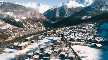 Estes 6 destinos de montanha na Itália, França e Áustria fogem do padrão das estações de esqui badaladas oferecendo paz, alta gastronomia e vistas panorâmicas
