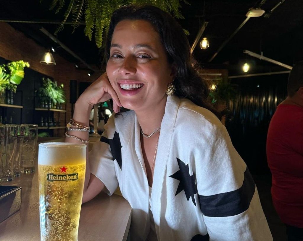 Daniela Filomeno aprecia cerveja Heineken na fábrica em Jacareí