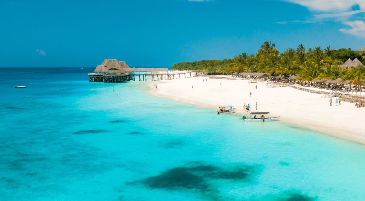 As águas cintilantes do Oceano Índico cercam as costas de Zanzibar