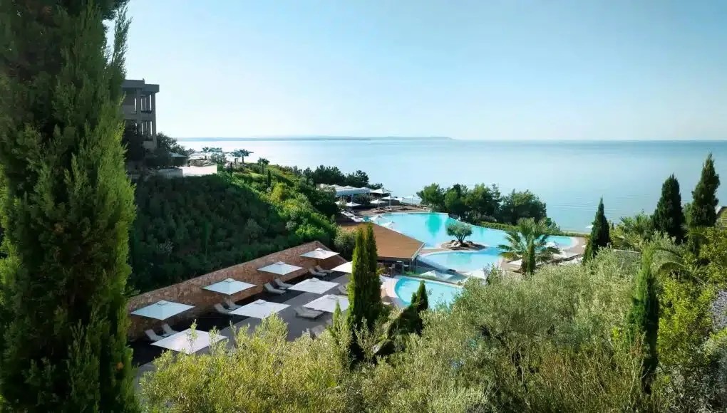 Destaque para piscinas e águas azuis do Mar Egeu no Ikos Oceania, parte da rede de resorts Ikos