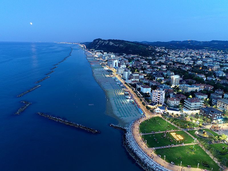 Imagem aérea da costa de Pesaro, cidade italiana em frente ao Mar Adriático