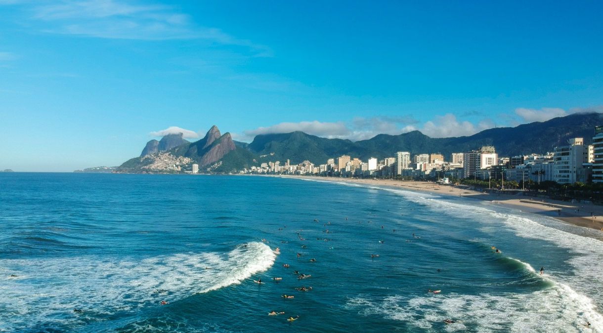 Surfistas em Ipanema, no Rio; praia foi eleita a 2ª melhor do mundo