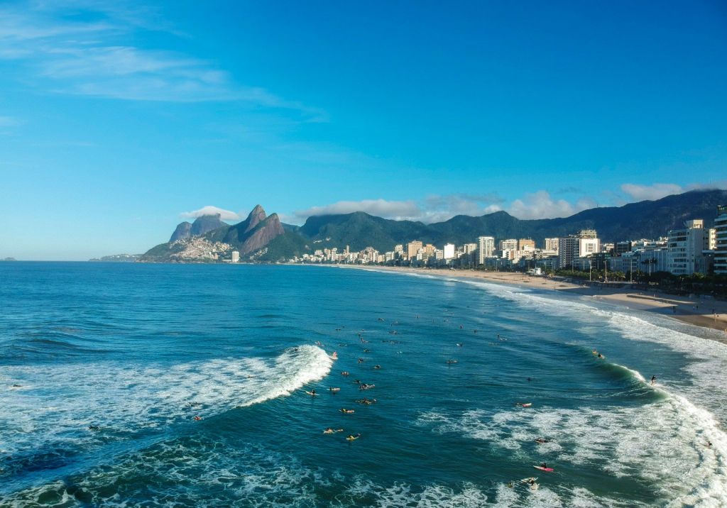 Surfistas na Praia de Ipanema, no Rio de Janeiro