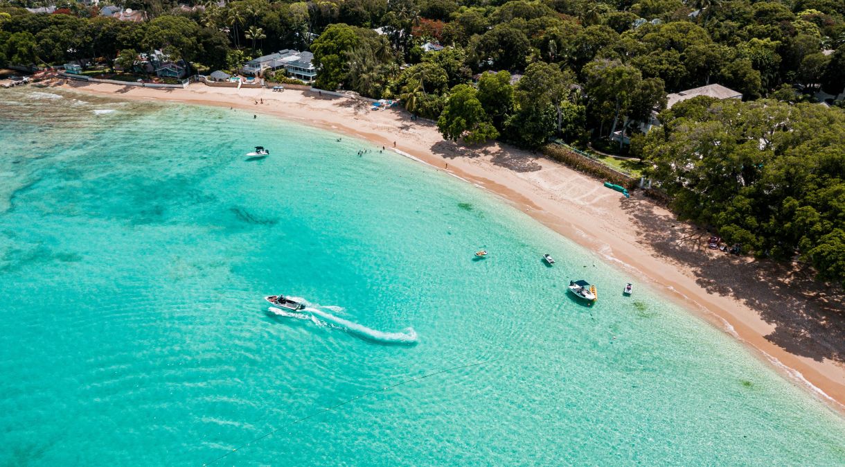Ilha mais a leste do Caribe, Barbados possui praias de águas transparentes e cristalinas