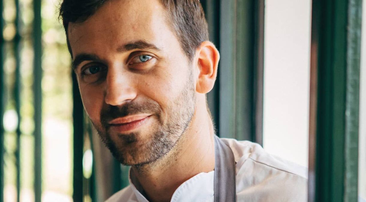 Ryan Cole, chef do Salsify at the Roundhouse, foi duplamente premiado pela “Eat Out” 2023. Ele levou o prêmio de “Woolworths Financial Services Chef of the Year” e, também, o “Birkenstock Chef of the Year” por seu compromisso com o desenvolvimento da gastronomia na África do Sul