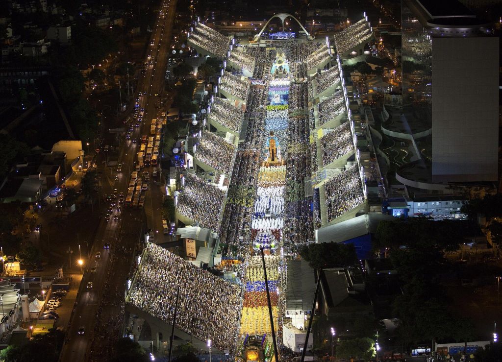 Vista aérea do desfile da Portela na Sapucaí no Carnaval de 2016