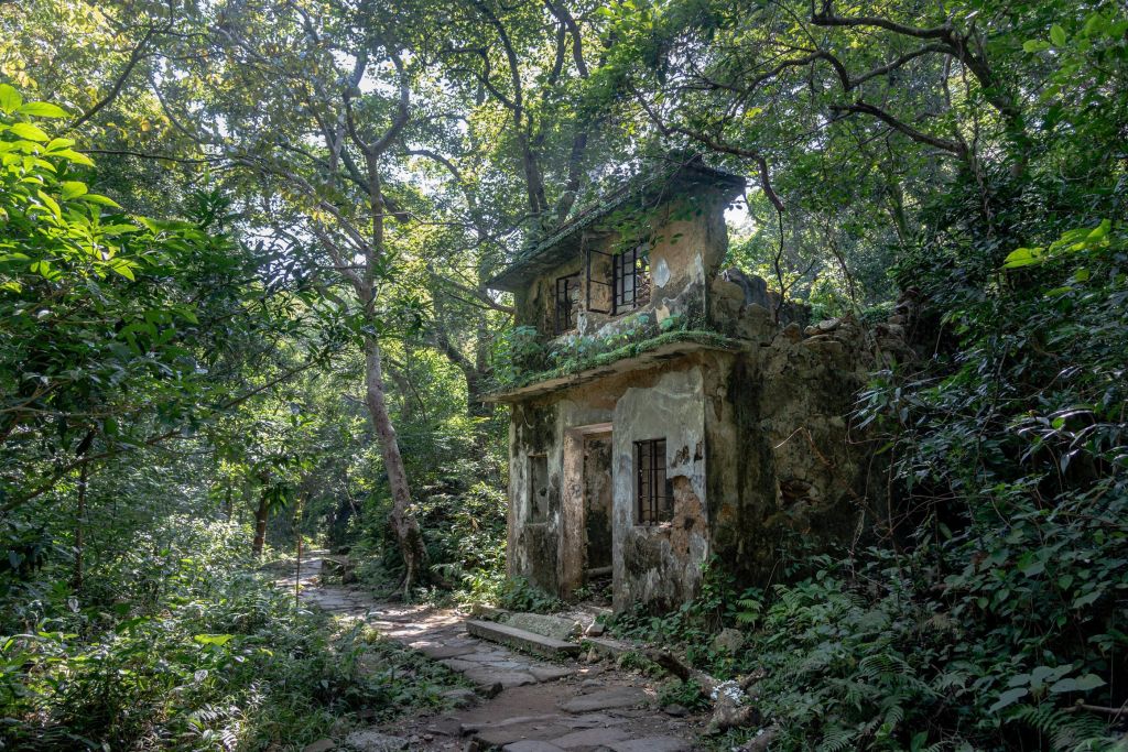 A fachada de uma casa abandonada em Mau Ping Shan Uk, uma vila localizada no meio de um dos parques rurais do território.
