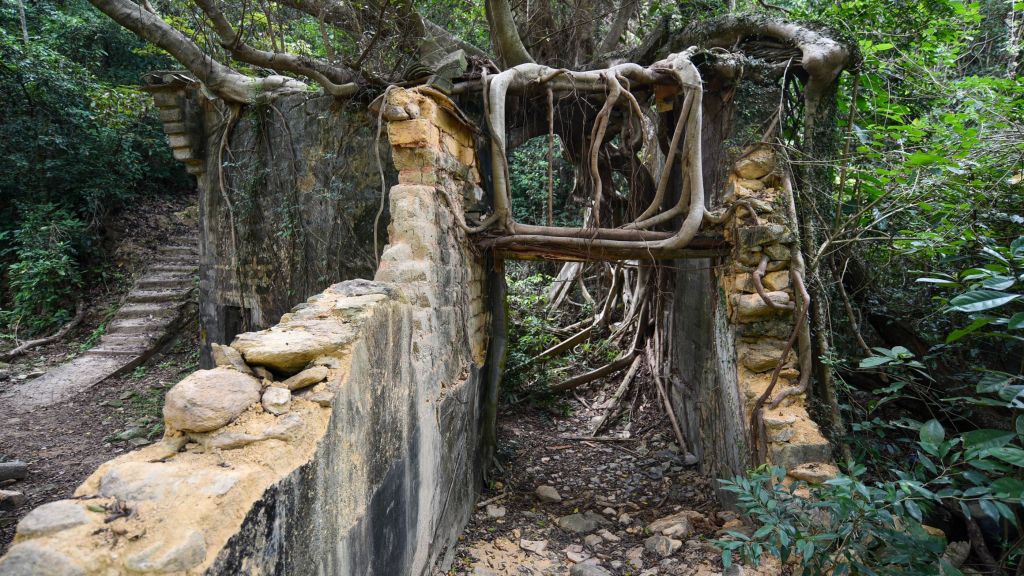 Uma fachada em ruínas em Yung Shue Au, uma aldeia remota nos novos territórios de Hong Kong