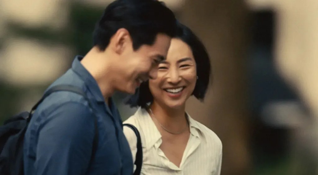 "Vidas Passadas" é ambientada na Coreia do Sul e Estados Unidos e tem cenas nas duas línguas locais.