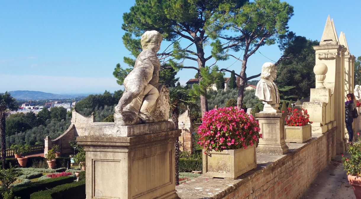 Detalhes da Villa Caprile, construção histórica em Pesaro dos séculos 17 e 18 rodeada de jardins italianos
