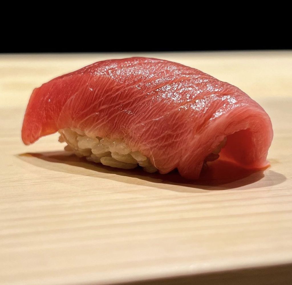 Sushi de atum de restaurante de Tóquio 