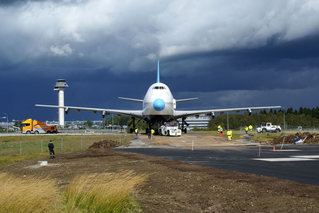Boeing 747 onde funciona o hotel Jumbo Stay, em Estocolmo, fica fixado no aeroporto da cidade