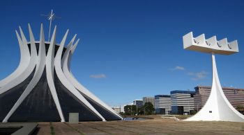 O Eixo Monumental, com seus 16 quilômetros de extensão, é a via que atravessa Brasília de leste a oeste, com uma infinidade de cartões-postais