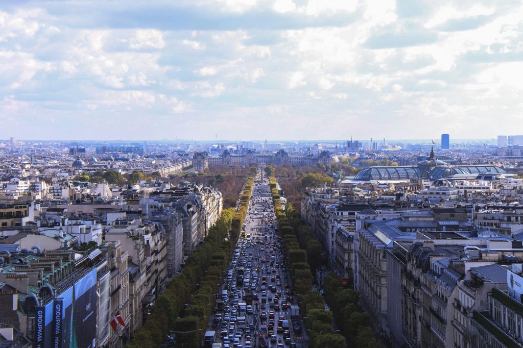 A Champs-Élysées é lar de uma variedade de lojas de luxo, boutiques de moda e lojas de souvenires.