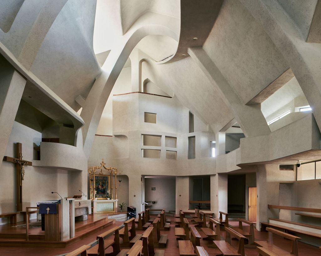 A igreja católica romana do Santuário della Beata Vergine della Consolazione em San Marino, projetada por Giovanni Michelucci e concluída em 1967.