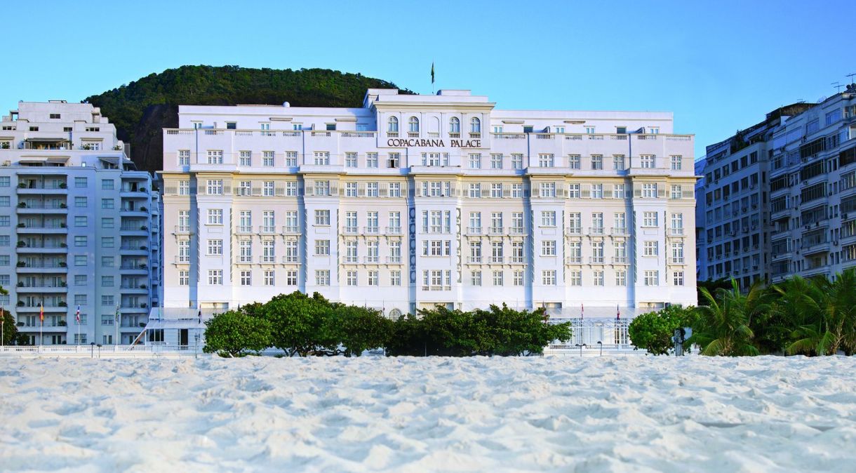 Belmond Copacabana Palace visto a partir das areias da Praia de Copacabana