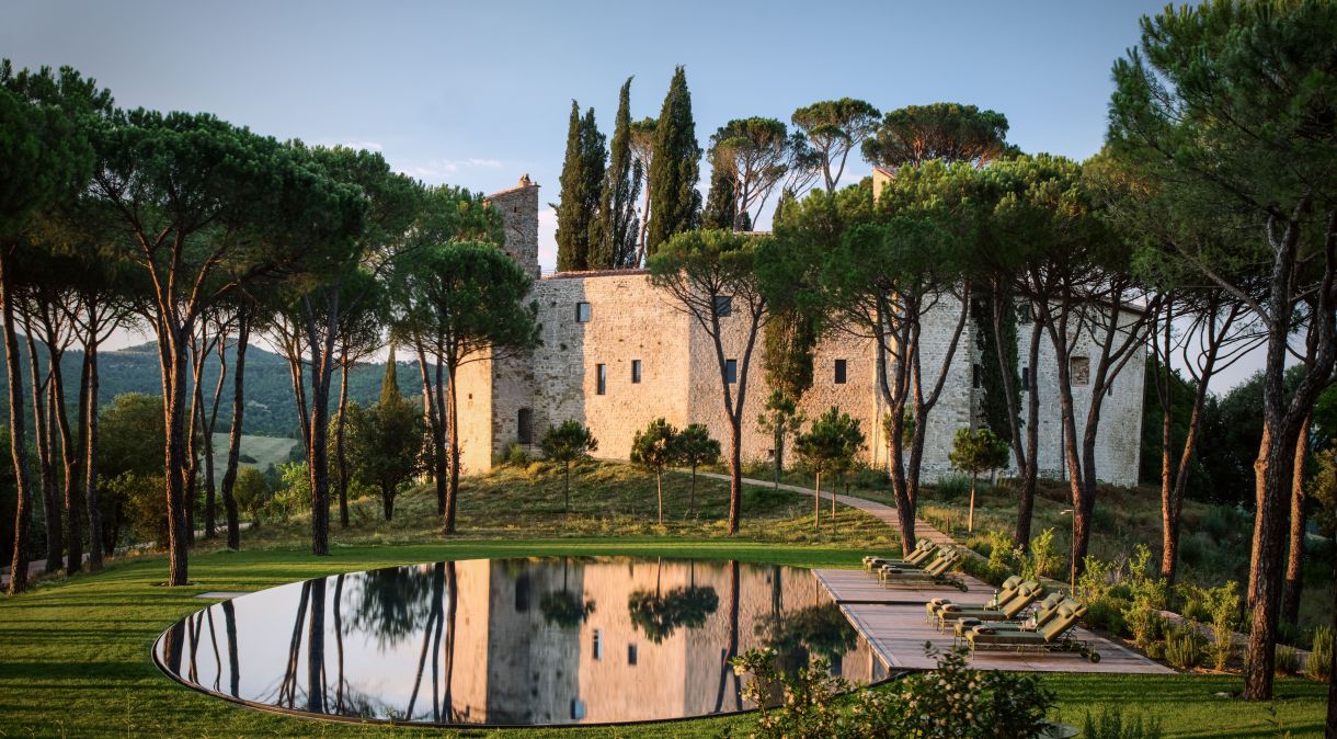 Na Itália, Castello di Reschio tem mil anos e foi transformado em hotel cinco estrelas com vista para as colinas da Úmbria