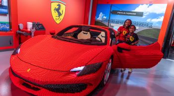 Carro em tamanho real feito totalmente com pecinhas de Lego é parte da nova atração interativa da Ferrari no Legoland Florida Resort, próximo de Orlando