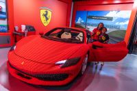 Ferrari de 424 mil peças de Lego é atração em parque na Flórida