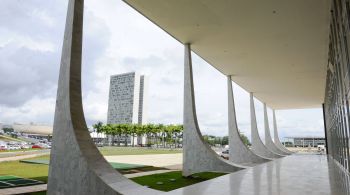 O arquiteto carioca preencheu Brasília com seus edifícios monumentais e transformou a capital em um exemplo modernista mundial. Confira lembranças da construção e saiba o que visitar 