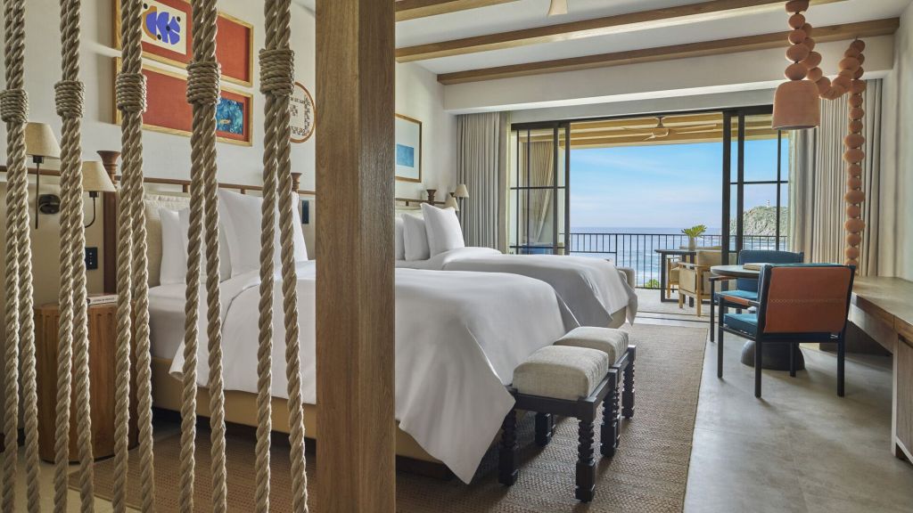 Camas, móveis e varanda de um dos quartos do Four Seasons Resort and Residences Cabo San Lucas at Cabo Del Sol
